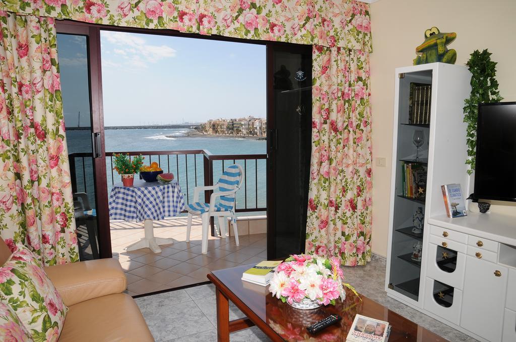 Emycanarias Primera Linea De Playa Arinaga Room photo